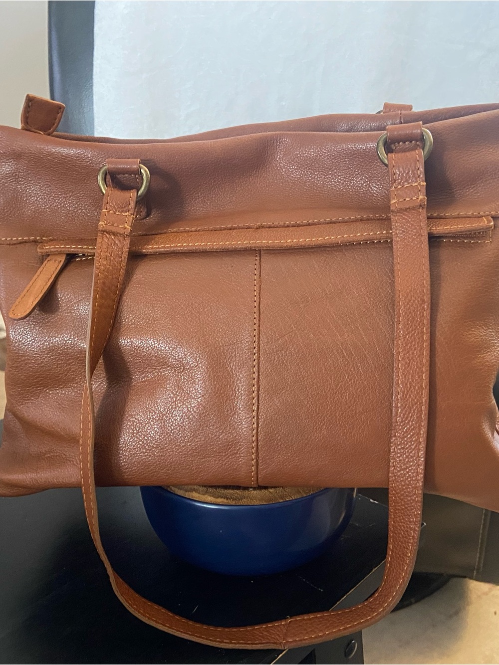 Elegant Tan Leather Shoulder Bag with Zip Front